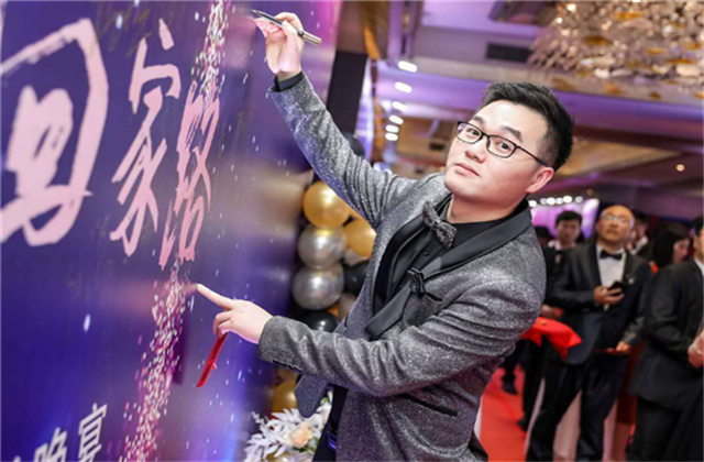 【高光“疫”事】勇敢逆行的特殊“网约车”——尊龙90后，用信念打通生命运输线