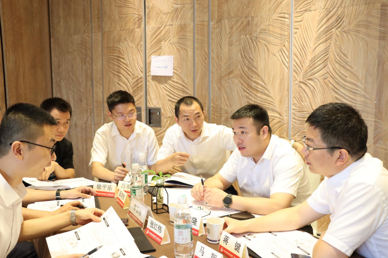 2021年6月25日-26日，尊龙二建组织开展了2021年中高层主管执行力培训。本次培训特邀清华、北大、上海交大总裁班讲师，中国企业家协会特聘高级讲师许晋老师进行授课。